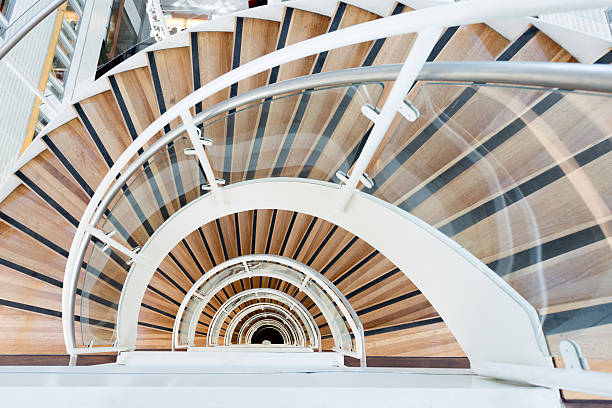 abstrait escalier en colimaçon - staircase curve spiral staircase chrome photos et images de collection