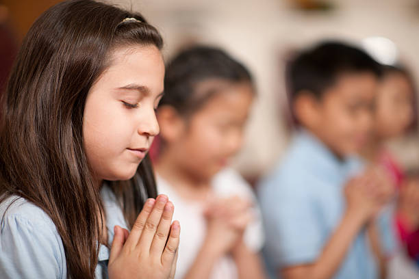 religiosas programa infantil - praying girl - fotografias e filmes do acervo