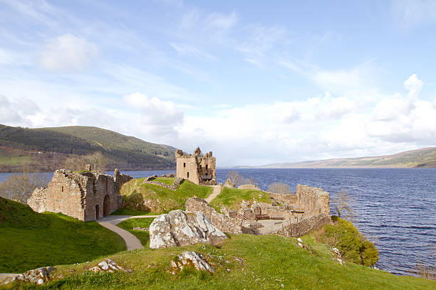 rovine del castello di urquhart - scotland castle loch ness urquhart castle foto e immagini stock