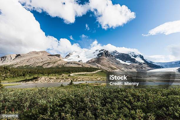 Foto de Parque Nacional De Banff Columbia Icefield Montanhas Rochosas Do Canadá e mais fotos de stock de Alberta