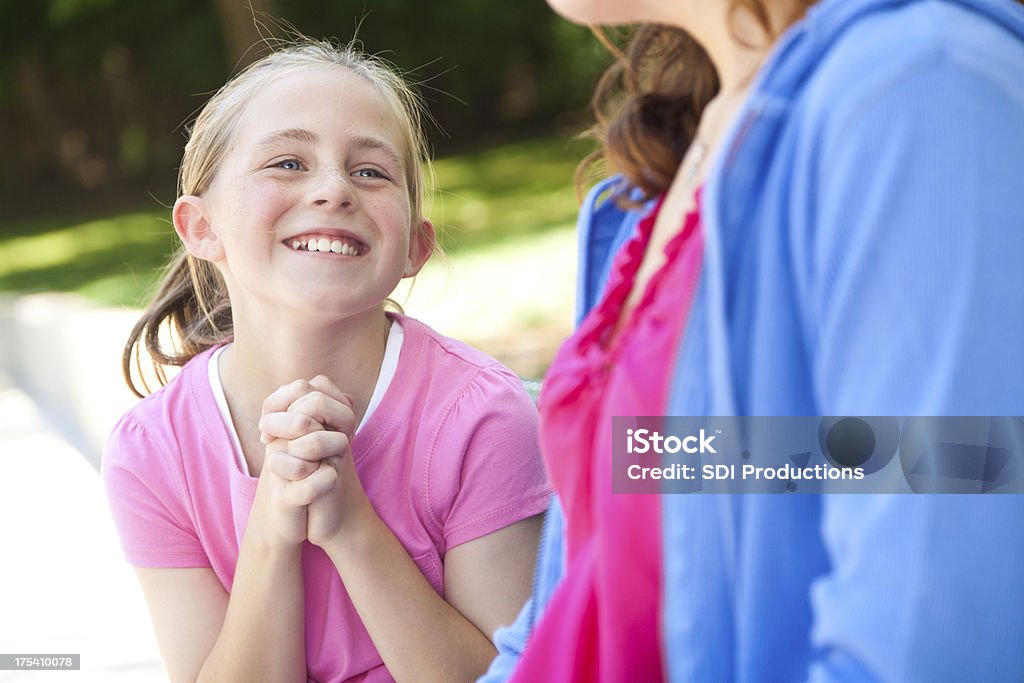 Jovem garota ao com sua mãe para algo - Foto de stock de Pleitear royalty-free