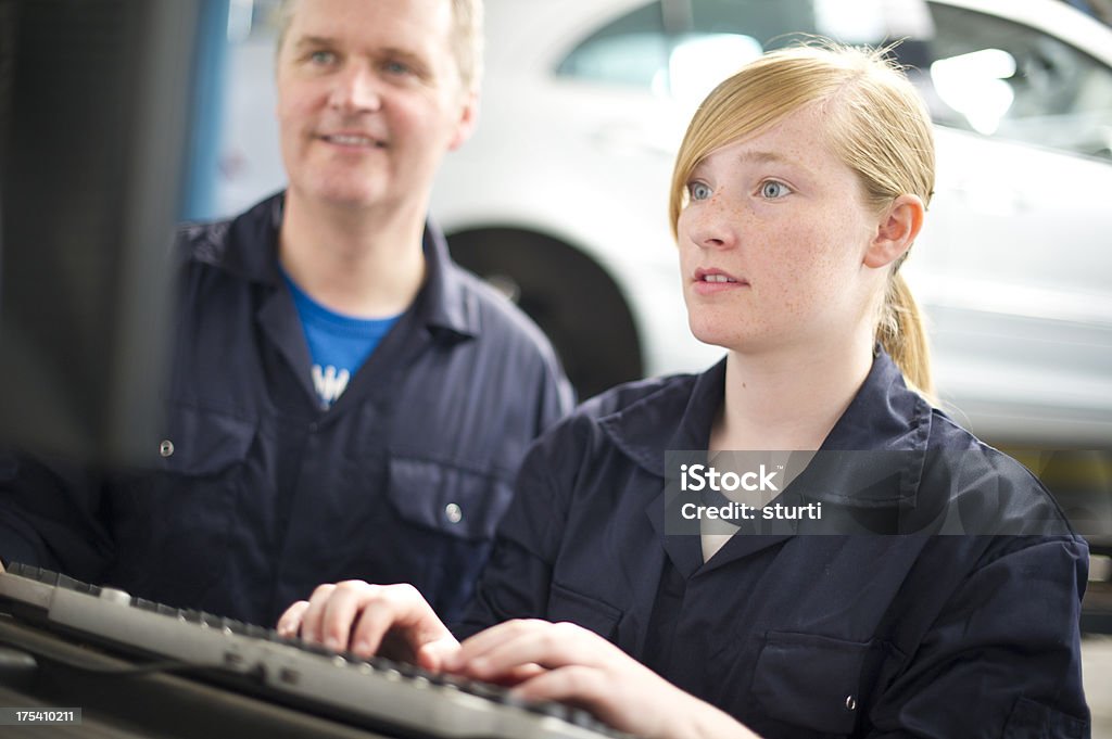 teen ajudar em seus pais garagem - Foto de stock de Estagiário royalty-free