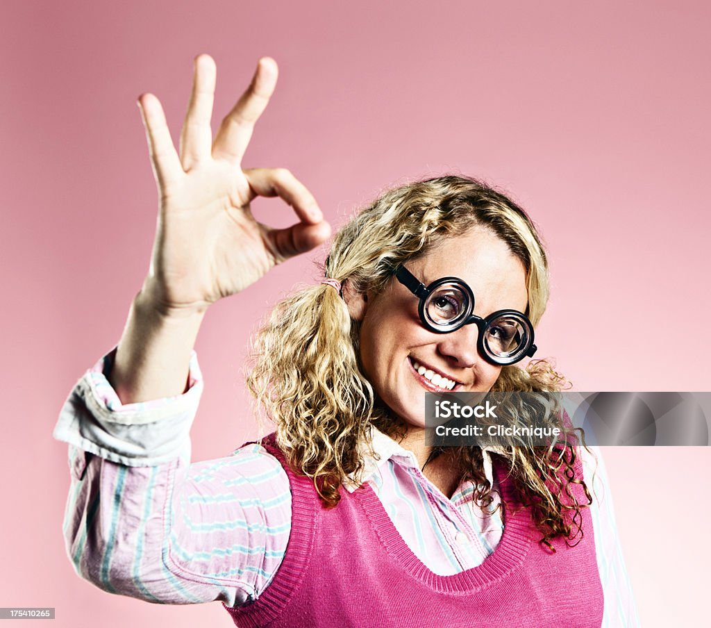 Linda rubia sonriente nerd hace bien gesto de mano - Foto de stock de Acuerdo libre de derechos