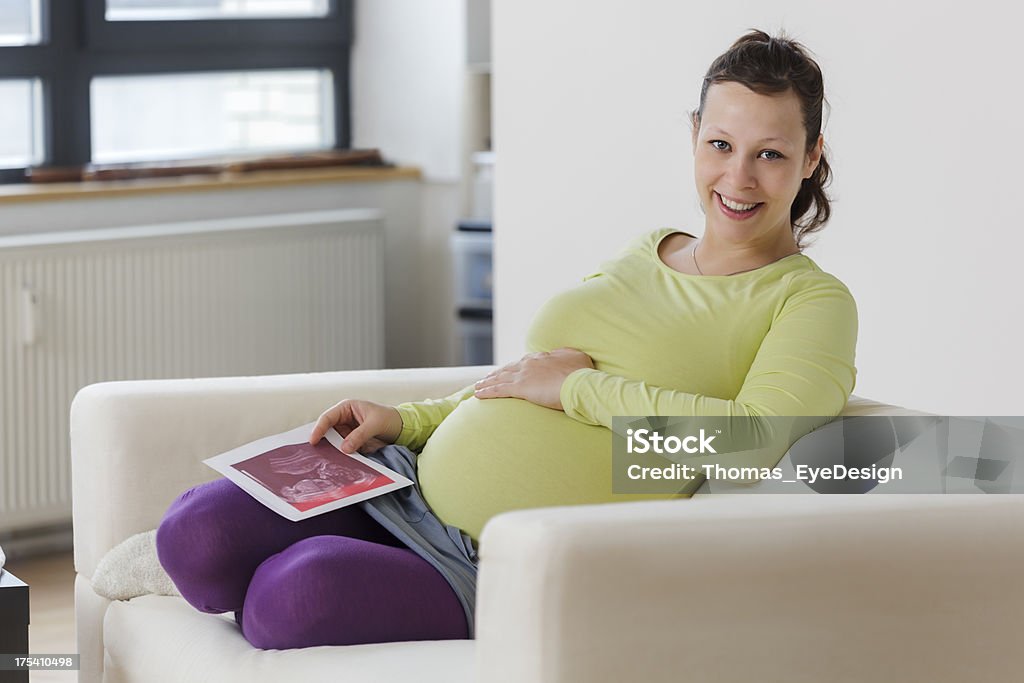 Kobieta w ciąży z USG - Zbiór zdjęć royalty-free (25-29 lat)