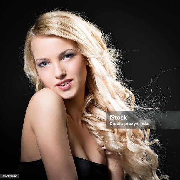 Photo libre de droit de Portrait De Jeune Femme Avec De Beaux Cheveux Blonds banque d'images et plus d'images libres de droit de Adulte