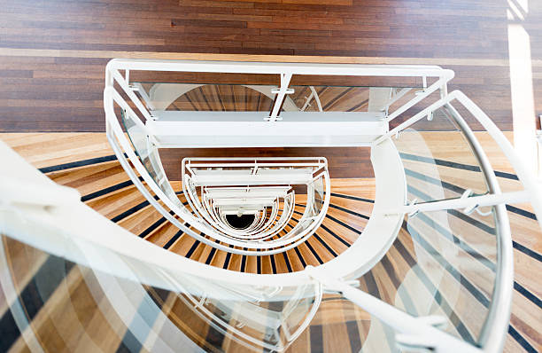 abstrait escalier en colimaçon. - staircase curve spiral staircase chrome photos et images de collection
