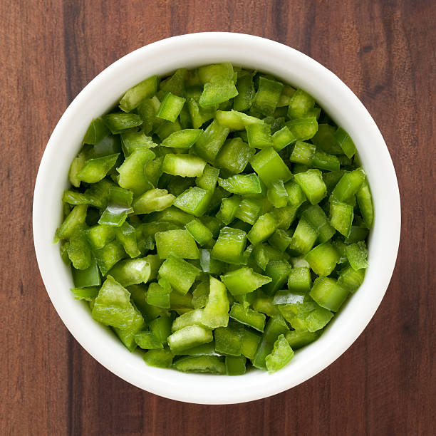 pimiento verde en dados - pimiento verde fotografías e imágenes de stock