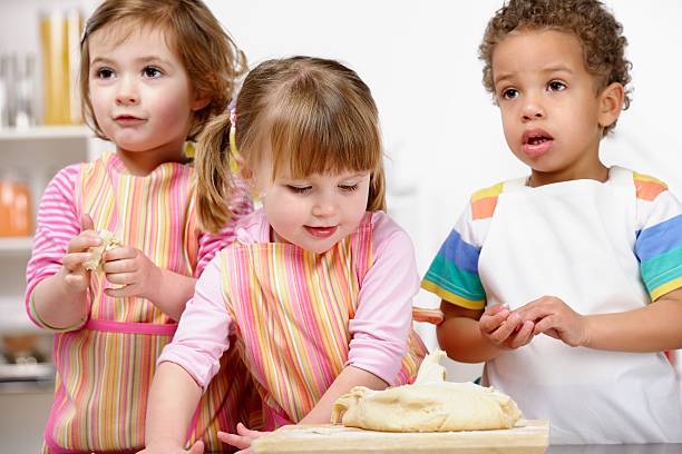 gruppo di bambini piccoli e bambini modanatura impasto per il pane - baby1 foto e immagini stock