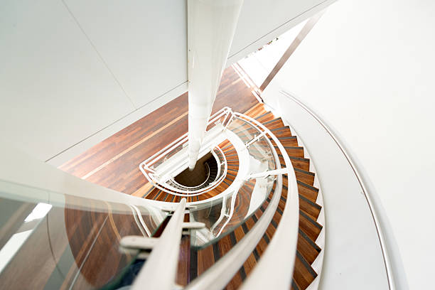 abstrait escalier en colimaçon - staircase curve spiral staircase chrome photos et images de collection