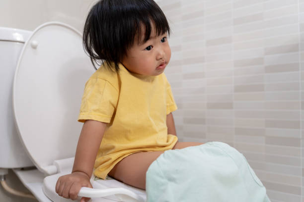 child going to the toilet, constipation in children, dyspepsia, abdominal pain, crying, defecating, straining, urinary incontinence, blood in the stool, bowel problems, ulcerative colitis, diarrhea child going to the toilet, constipation in children, dyspepsia, abdominal pain, crying, defecating, straining, urinary incontinence, blood in the stool, bowel problems, ulcerative colitis, diarrhea Traditional Chinese infant potty training stock pictures, royalty-free photos & images