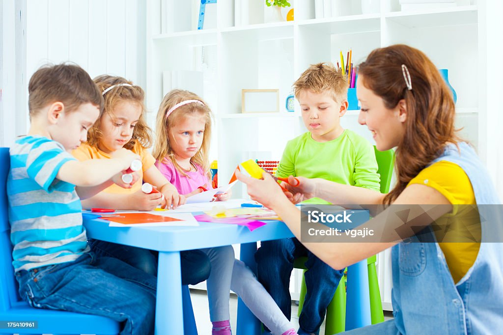 Los niños con artesanías y actividades de color papel de pegamento. - Foto de stock de Papel libre de derechos