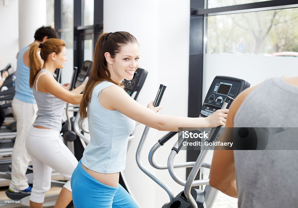 Exercício de pessoas no cardio máquinas no ginásio. - Royalty-free Degraus Foto de stock