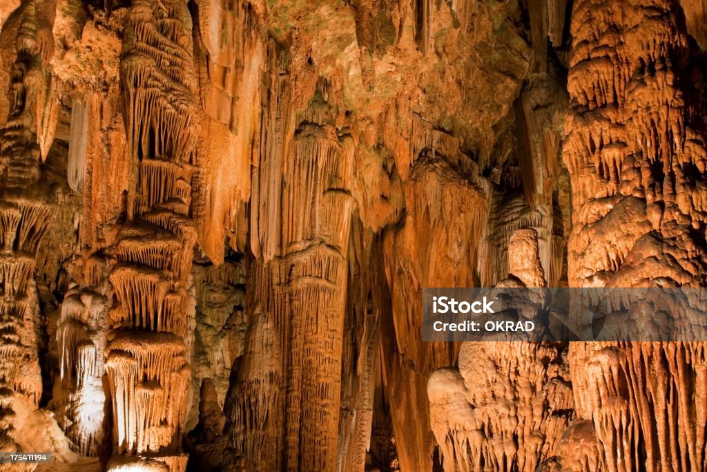 Grottes avec stalactites colorées - Photo de Grottes de Luray libre de droits