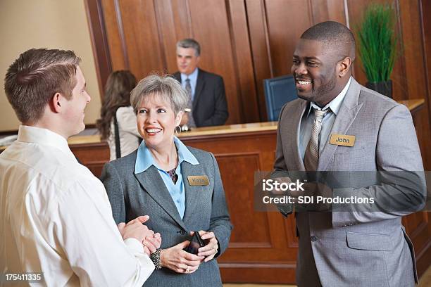 Foto de Administração Do Hotel A Falar De Algo Com O Hóspede No Lobby e mais fotos de stock de Hotel