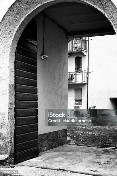Aprire La Portiera Anteriore Bianco E Nero - Fotografie stock e altre immagini di Antico - Vecchio stile - Antico - Vecchio stile, Aperto, Bianco e nero