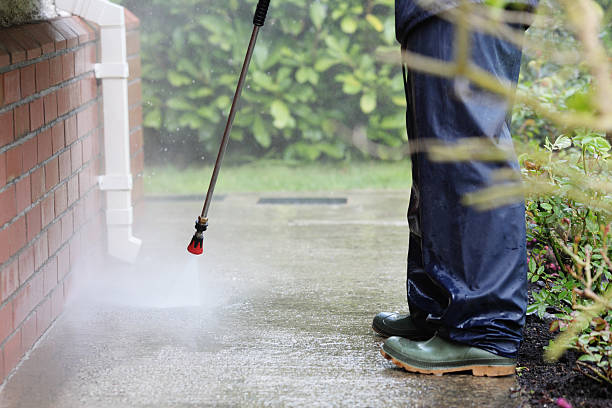Cleaning path way with power pressure system Cleaning path way with power pressure system. pressure washing driveway stock pictures, royalty-free photos & images