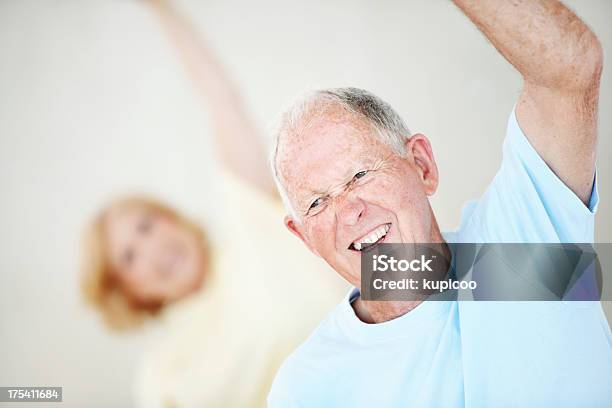 Anziani Uomo E Donna In Classe Di Yoga - Fotografie stock e altre immagini di Abbigliamento sportivo - Abbigliamento sportivo, Adulto, Ambientazione interna