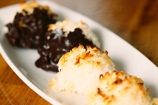 coconut almendrados - macaroon cake candy variation fotografías e imágenes de stock