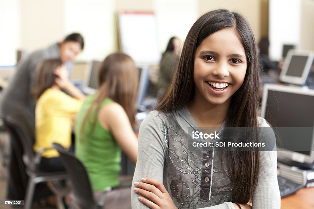 Chica feliz en la escuela Laboratorio de computación - Foto de stock de Salón de clase libre de derechos