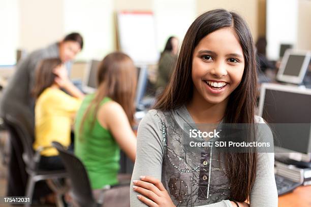 Ragazza Felice Nel Laboratorio Di Informatica Scuola - Fotografie stock e altre immagini di Aula