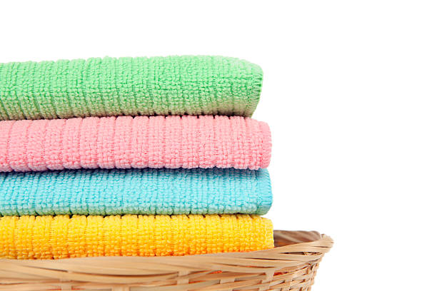 gefaltet bunte wäscherei in basket - softness textile pink terry cloth stock-fotos und bilder