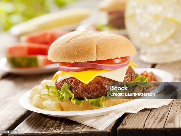 Foto de Cheesebúrguer E Limonada e mais fotos de stock de Hamburguer - Hamburguer, Prato de Papel, Hambúrguer