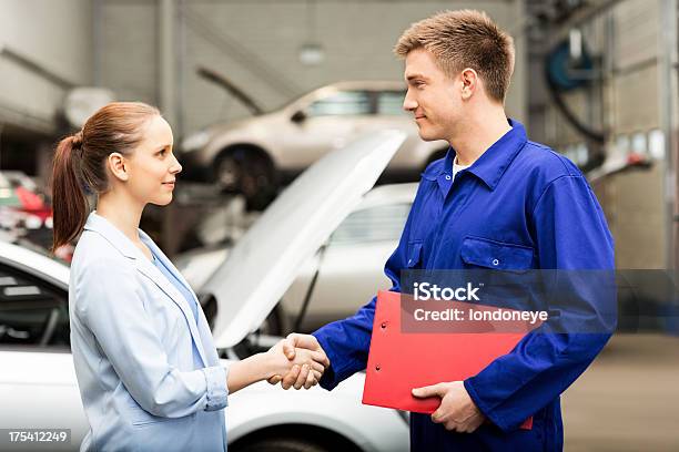 Donna Stringe La Mano Con Auto Meccanico - Fotografie stock e altre immagini di Meccanico - Meccanico, Profilo - Vista laterale, Meccanico d'auto