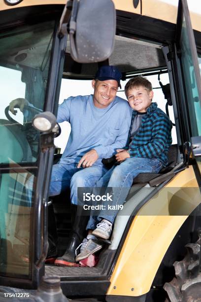 Chłopiec I Ojciec Na Ciągniku - zdjęcia stockowe i więcej obrazów Traktor - Traktor, Wnętrze, 40-49 lat