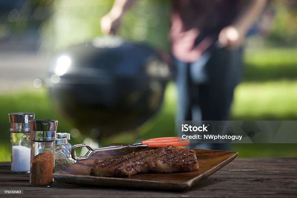 Bifteck de Barbecue à l'extérieur - Photo de Grillade libre de droits