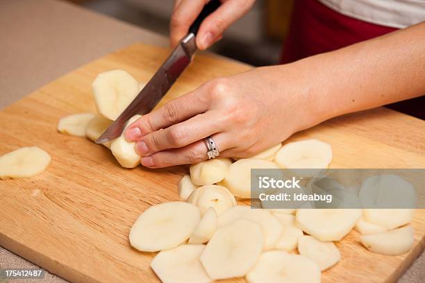 Plano Aproximado De Mulher Cortar Batatas Em Sua Cozinha - Fotografias de stock e mais imagens de Batata Crua