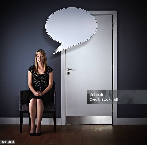 Mujer De Negocios Loco Que Gritos Con Globo Aerostático Foto de stock y más banco de imágenes de Mujeres