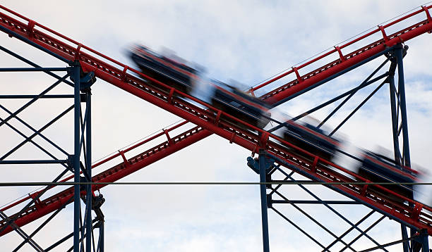 montanha-russa de alta velocidade de veículos - rollercoaster blackpool england pleasure beach - fotografias e filmes do acervo