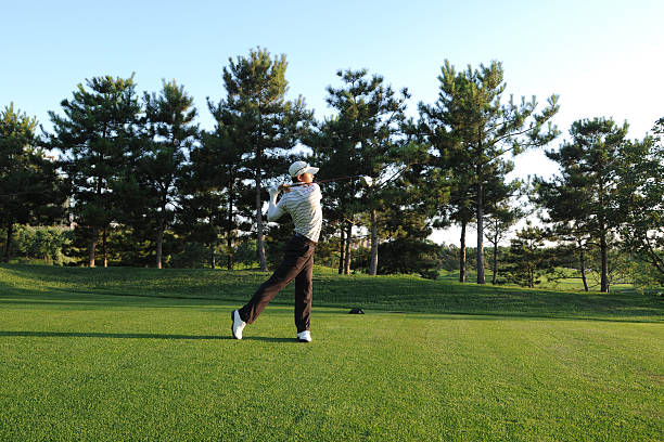 swing de golf et tee off-xl - golf golf swing men professional sport photos et images de collection