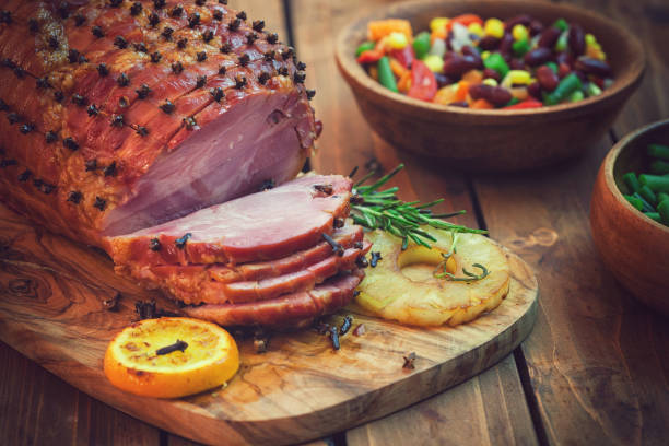 tradycyjna glazurowana szynka świąteczna - ham baked roast pork holiday zdjęcia i obrazy z banku zdjęć