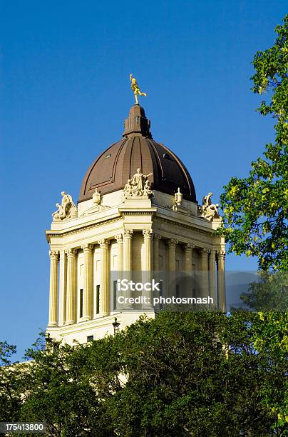 Photo libre de droit de Du Bâtiment Législatif Du Manitoba banque d'images et plus d'images libres de droit de Autorité - Autorité, Bronze - Alliage, Bronze - Couleur