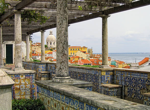 vista da cidade de alfama de miradouro de santa luzia (lisboa) - lisbon portugal portugal gazebo observation point imagens e fotografias de stock