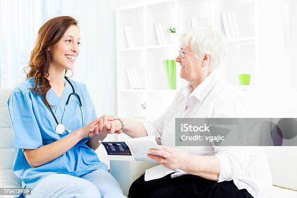Medico Incoraggiare Donna Anziana Paziente - Fotografie stock e altre immagini di Darsi la mano - Darsi la mano, Infermiere, Paziente