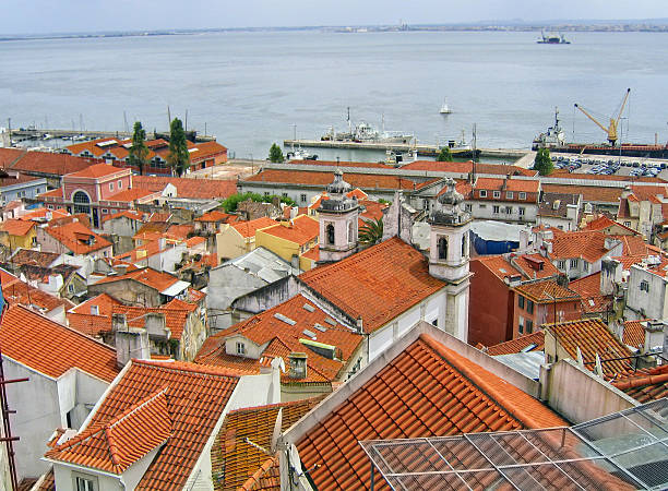 vista da cidade de alfama de miradouro de santa luzia (lisboa) - lisbon portugal portugal gazebo observation point imagens e fotografias de stock