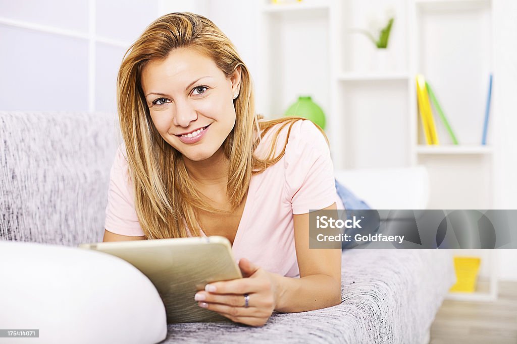 Schöne blonde Frau mit computer tablet zu Hause fühlen. - Lizenzfrei Attraktive Frau Stock-Foto
