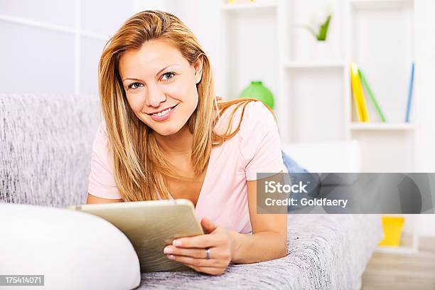 Schöne Blonde Frau Mit Computer Tablet Zu Hause Fühlen Stockfoto und mehr Bilder von Attraktive Frau
