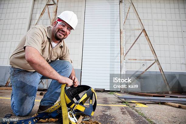 Trabajador Preparar Arnés De Seguridad Foto de stock y más banco de imágenes de Arnés de seguridad - Arnés de seguridad, Almacén, Vista de ángulo bajo