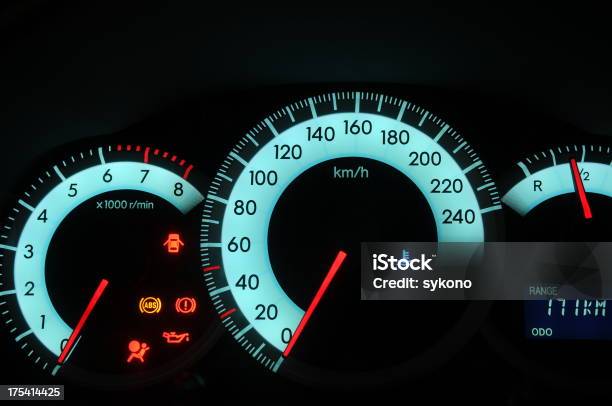 De Alta Velocidad Foto de stock y más banco de imágenes de Coche - Coche, Cuadro de instrumentos, Imagen generada digitalmente