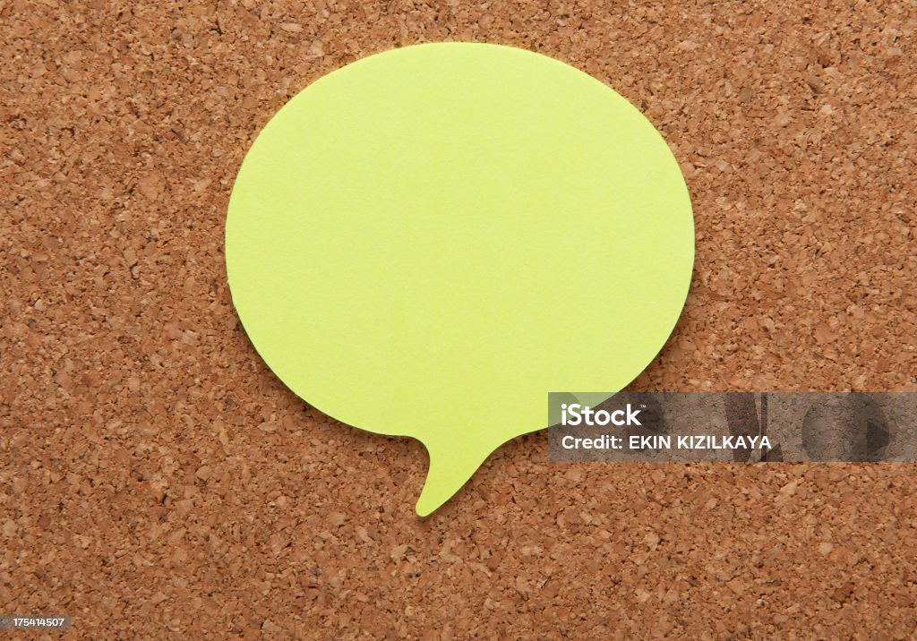 Discurso de bolha nota papel em corkboard - Foto de stock de Amarelo royalty-free
