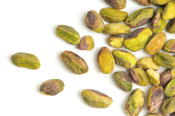 фисташковых орехов в скорлупе и разбросанные - pistachio стоковые фото и изображения