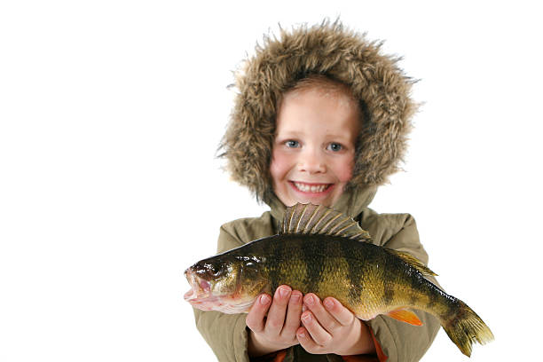 Boy con pescado - foto de stock