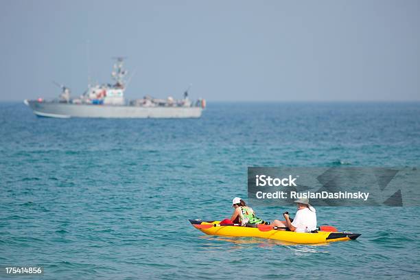 Photo libre de droit de Pratique Du Kayak Au Moyenorient banque d'images et plus d'images libres de droit de Deux personnes - Deux personnes, Kayak, Kayak - Sport