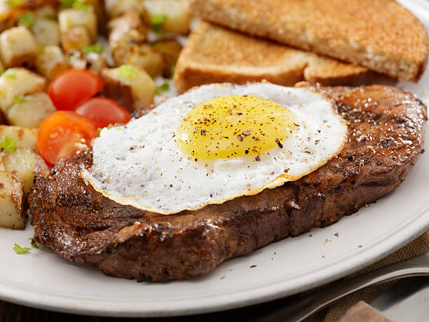 bistec y los huevos - fillet meat portion fillet steak fotografías e imágenes de stock