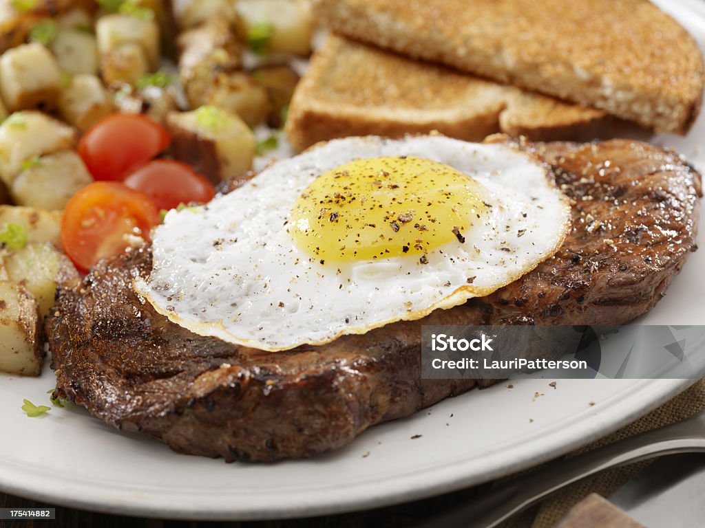 Bistecca e uova - Foto stock royalty-free di Bistecca di manzo