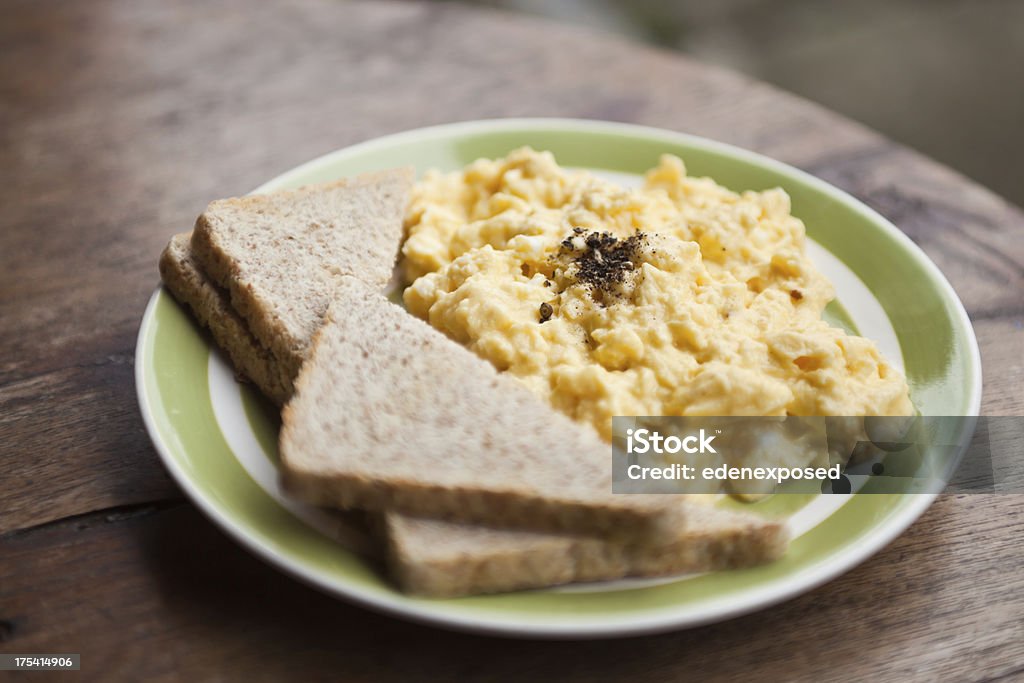 Huevos revueltos y pan tostado desayuno - Foto de stock de Alimento libre de derechos