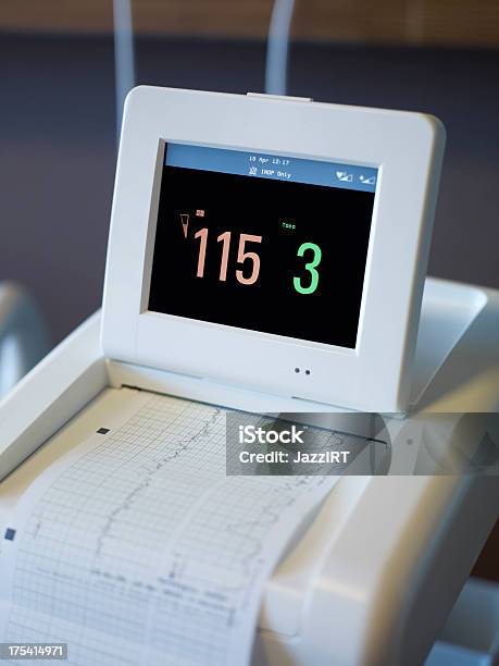 Máquina En El Electrocardiograma Primer Plano Foto de stock y más banco de imágenes de Abdomen humano - Abdomen humano, Aparato de respiración, Artículo de emergencia